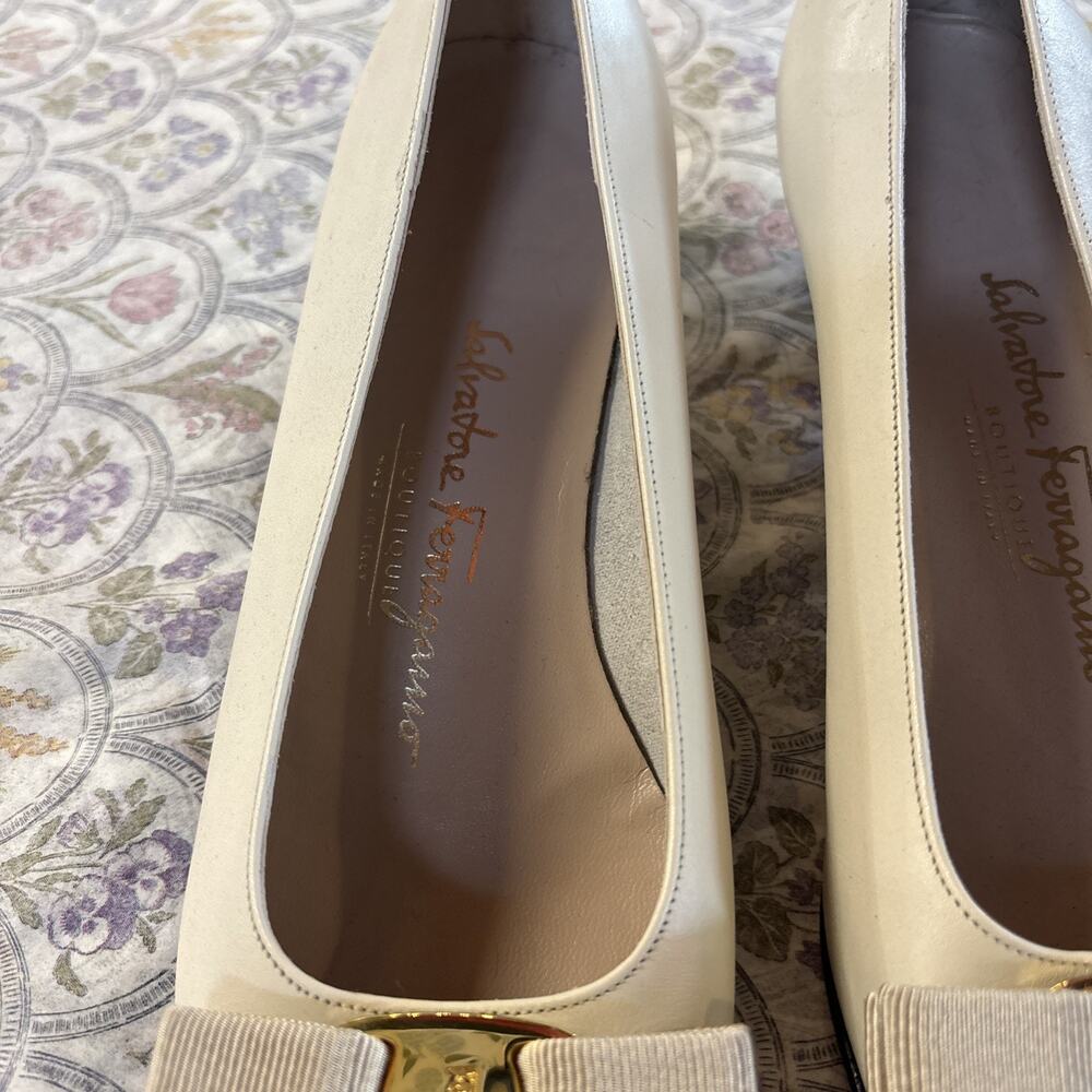 Authentic Salvatore Ferragamo Vara White Leather Bow Pumps Heel Shoes Size 8 1/2 - Picture 4 of 13